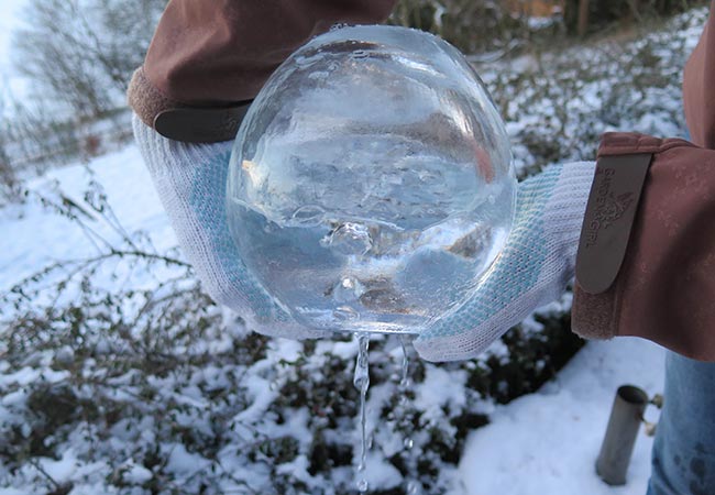 Vandet er frosset til en skal af is omkring stadig flydende vand inderst i ballonen.