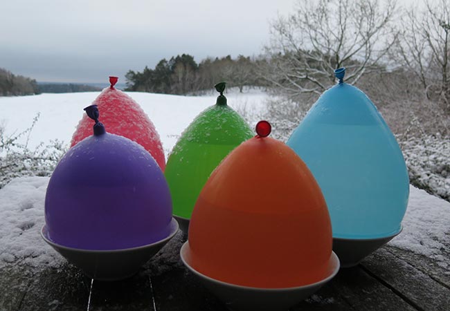 Balloner i forskellige farver med koldt  vand.