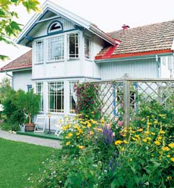 Sveitserhuset fra tidlig 1900-tallet har Helen overtatt etter bestemoren. Vakre blomsterbed og en sti dekket med småstein omkranser hele huset. 