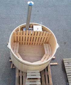 Badestamp sett ovenfra uten vann.