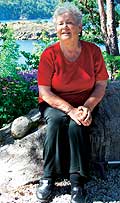 Astrid Gjertsen i sin flotte japansk inspirerte hage.