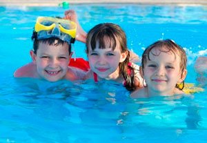 Børn i pool med klor.