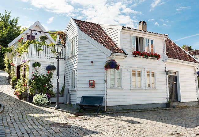 Farvevalg til hus - grå sokkel på hvidt hus.