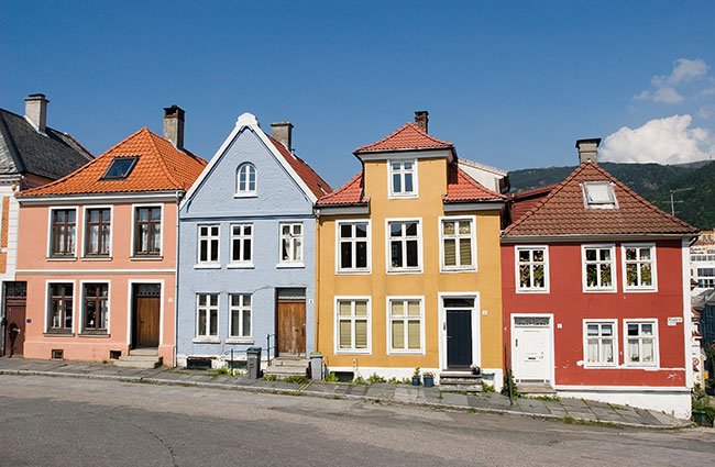 Hvid farve til fundamenter får ligesom huset til at svæve.