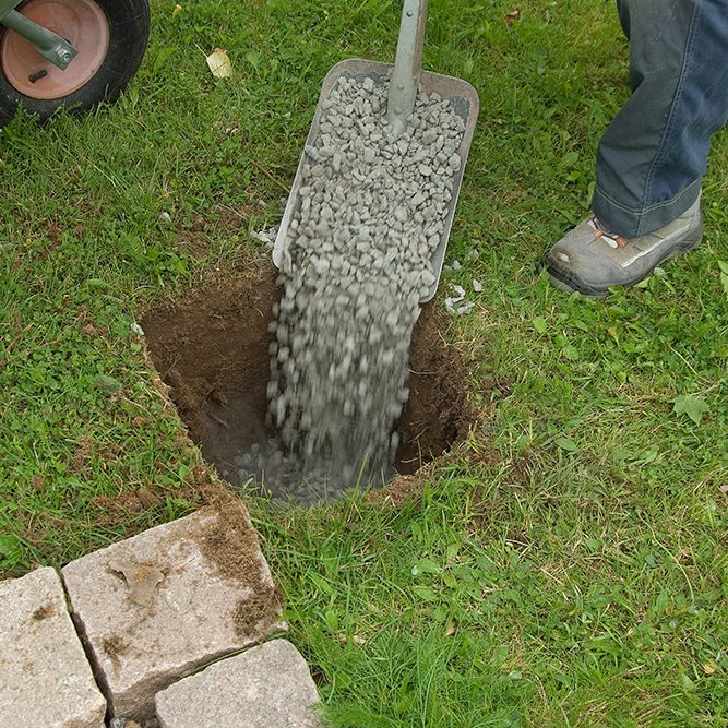 Grav hull til fundamentene, og tøm og stamp grus i bunnen.