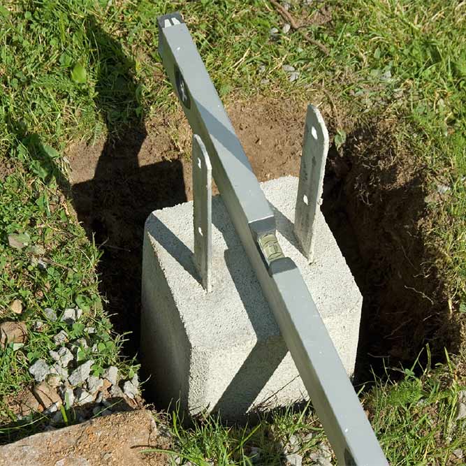 Plasser fundamentene i hullene, og kontroller med vateret at de står rett.