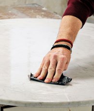Marmor slibes med vådslibepapir.