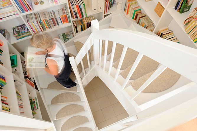 Å legge teppe i trappen er kanskje den beste måten å sikre trappen på.