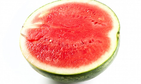 Oasis: Vannmelon kan brukes istedet for oasis når du lager blomsterdekorasjon til sommerfesten.
