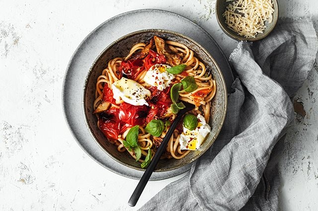 Pasta med rostade tomater och kronärtskockor