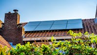 solceller på ett tak i Sverige