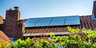 solceller på ett tak i Sverige