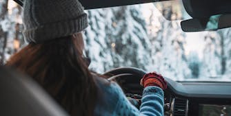 Kvinna kör bil vinter