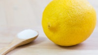 husmorstips: rengör skärbrädan med salt och citron