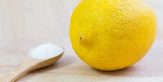 husmorstips: rengör skärbrädan med salt och citron