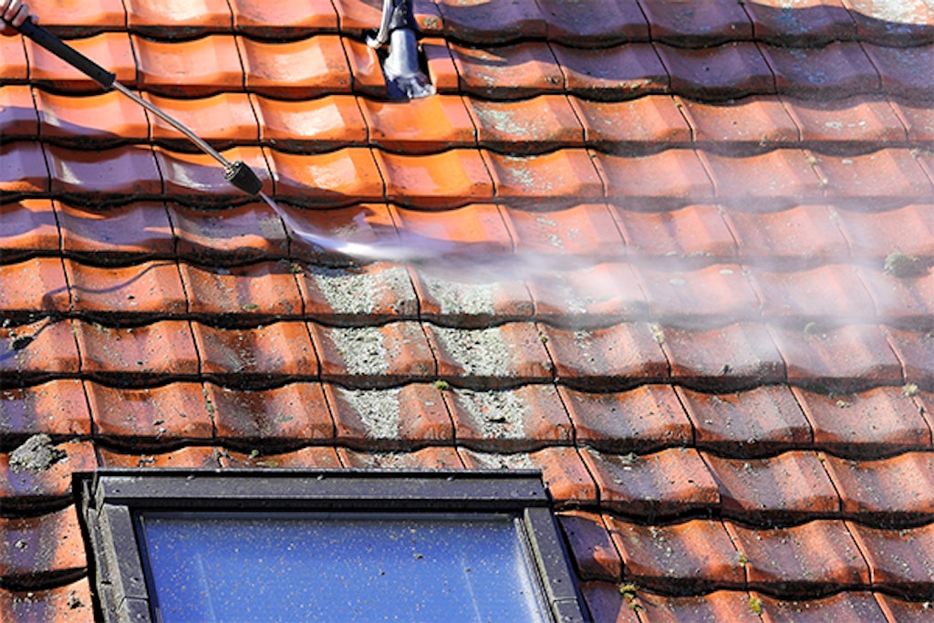 högtryckstvätt mot mossa på tak