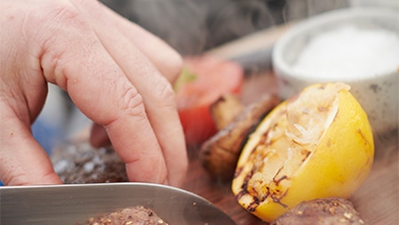 Tareq kryddar grillköttet med dukkah