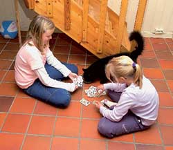 Både barn og katten Mons er storfornøyde med varmekabler i gulvet.