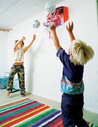 Ville barn har ville leker. Basketkurven ble en skikkelig hit. Nå starter Victor og Klas hver morgen med basketballkamp.