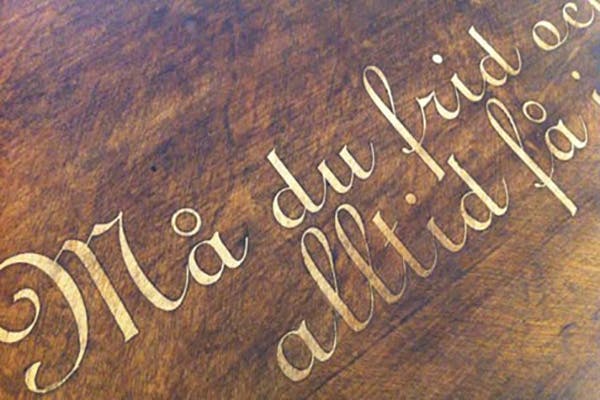 Unikt stuebord med ord