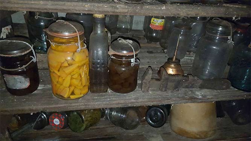 Hemmelig dør med glass krukker