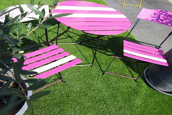 Hagemøbler med nytt strøk maling i rosa