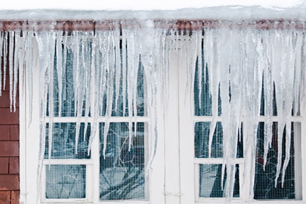 Is kan skade taktekningen, og ødelegge takrenne