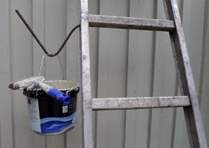 En krok til å henge malingsspannet på når du står på stige 