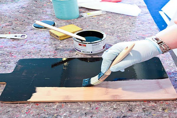 Påfør maling i to strøk med pensel eller rulle 