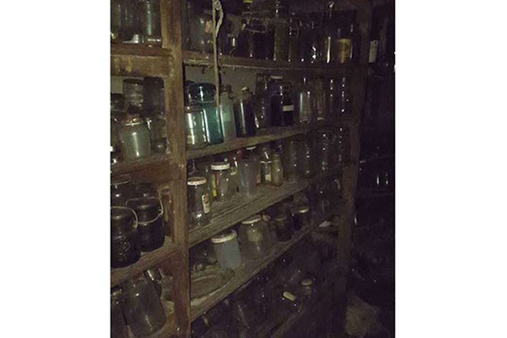 Glass og krukker på trehylle