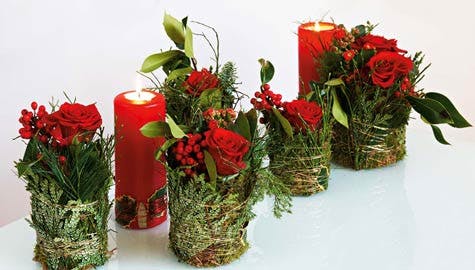 Dekorasjon med røde roser og julelys