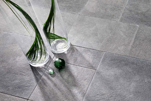 Grønn lava vase på gulvet