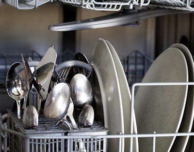 Når du vasker skittene tallerkener, skåler og bestikk i oppvaskmaskinen, ender ikke alle matrestene alltid i avløpet og kloakken.