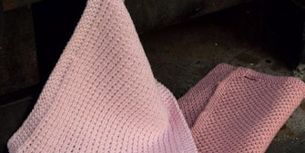 De flotte rosa klutene er lette å strikke og perfekte til en nybegynner innenfor håndarbeidsområde