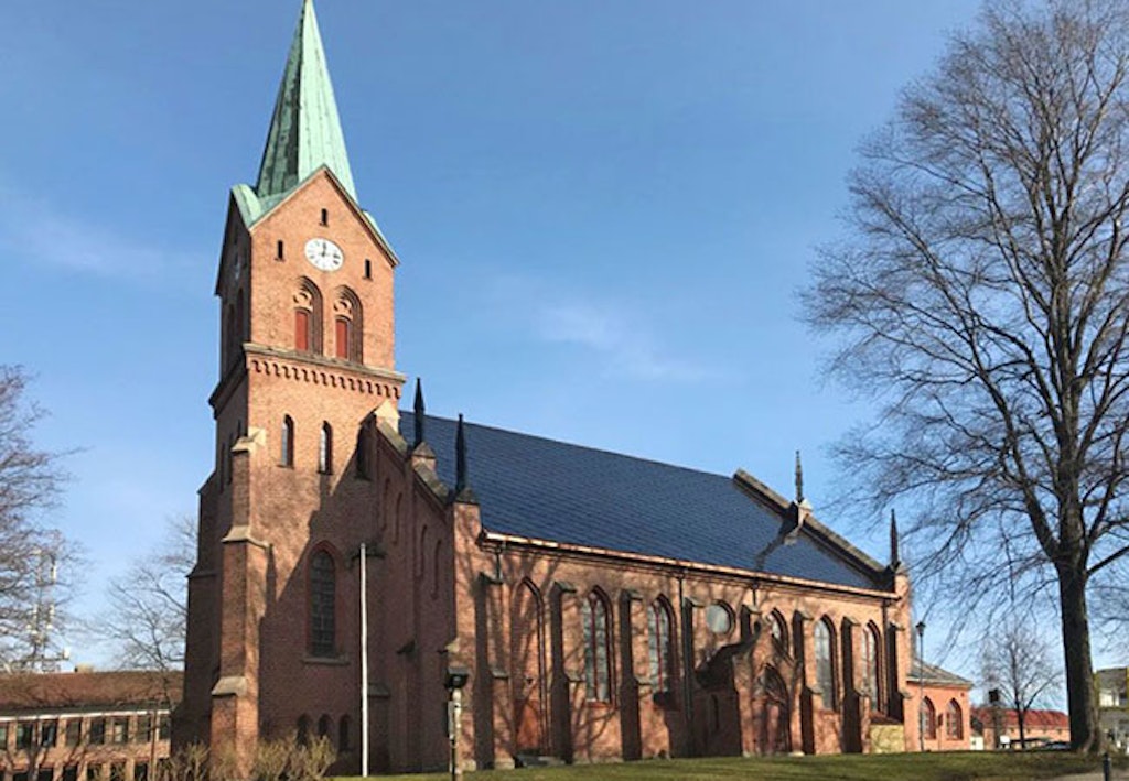 kirke med solceller
