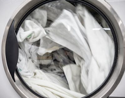 hvitt vasketøy i maskin