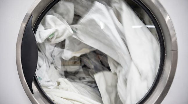 hvitt vasketøy i maskin