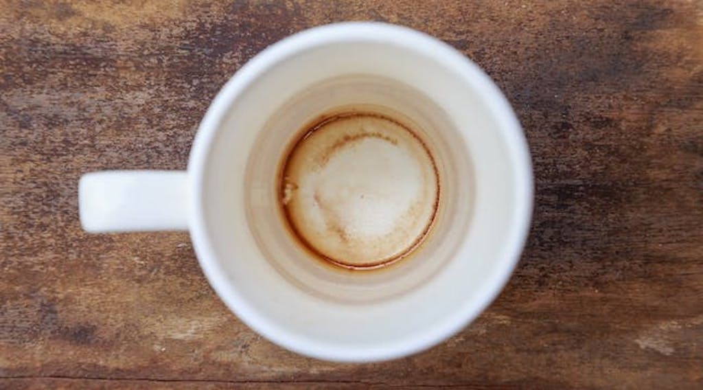 skjolder i kaffekopp