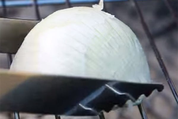 Overskåret løg på grillrist