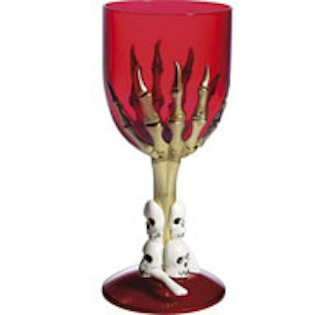 Rødt vinglas med skelethånd