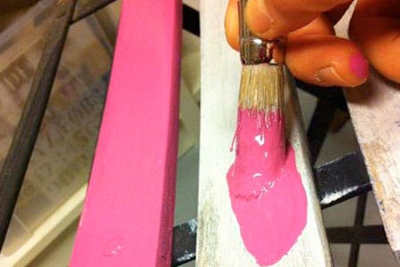Havestol males pink med vandbaseret maling