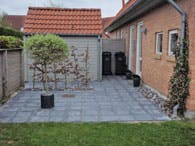 Der er lagt en flisegang på siden af huset så fliserne i for- og baghave er forbundet