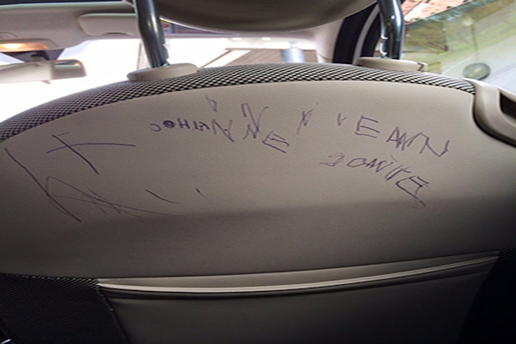 Min datter, hun hedder Johanne og er vild med at skrive. Forleden skrev hun sit navn på bagsiden af passagersædet i min bil.