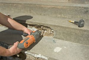 For at den nye beton skal kunne fæstne sig på trappen, er det en god ide at anvende armering.