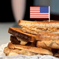 Smør peanutbutter på den ene skive brød og moset banan på den anden, og læg dem sammen.