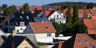 Blå himmel og udsigt over parcelhusenes tage i Odense.