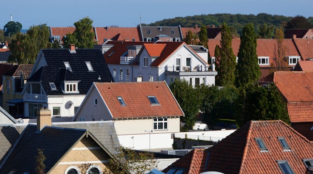 Blå himmel og udsigt over parcelhusenes tage i Odense.