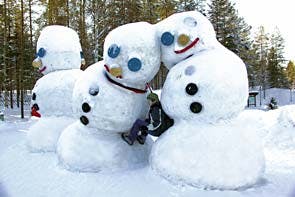 Hvem kan hurtigst kan bygge en snemand med både ansigt og krop.    