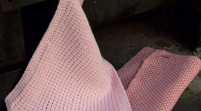 De smukke rosa-farvede karklude er nemme at strikke og perfekte til en nybegynder i håndarbejdsfeltet.