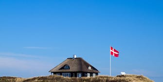 Det danske flag vajer i en flagstang
